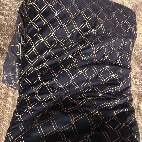 Queen comforter - Picture 5 of 7